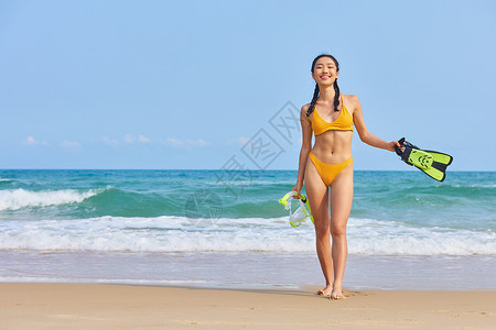 比基尼美女在海边拿着潜水装备高清图片