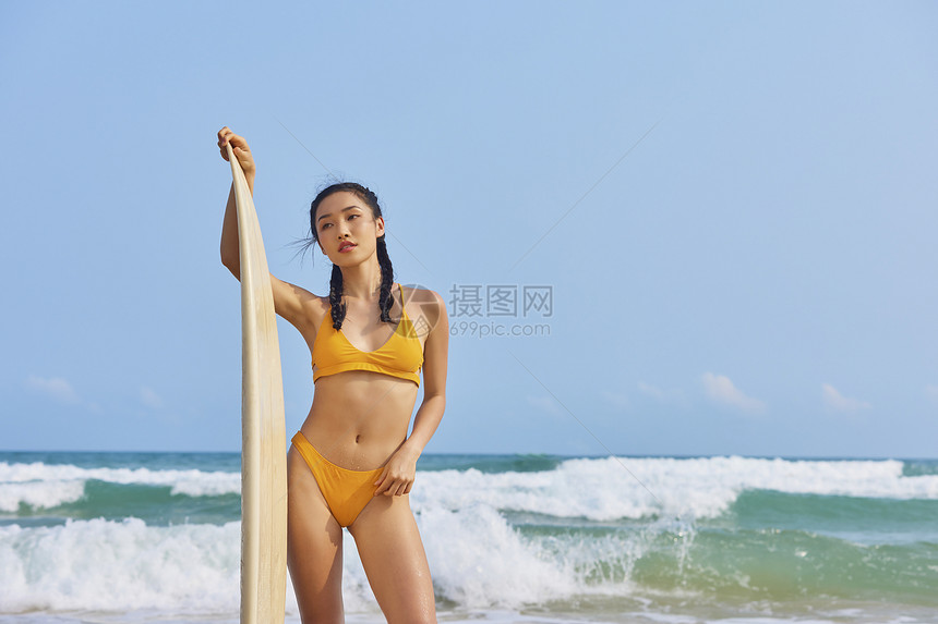 比基尼美女拿着冲浪板图片