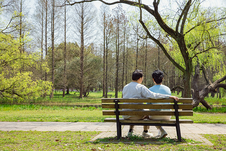 老年夫妇坐在公园长椅背影图片
