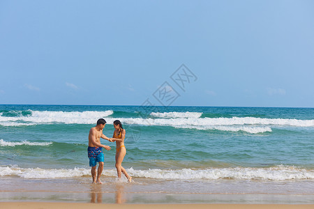 年轻情侣海边戏水打闹图片