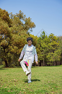公园踢毽子的奶奶背景图片