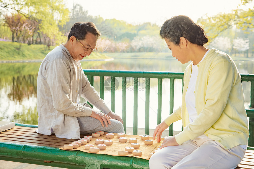 老年夫妇公园下象棋图片