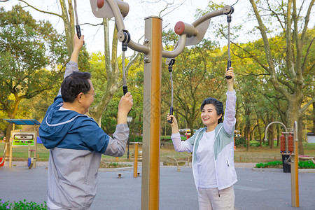 运动器材融化老年人户外使用健身器材运动锻炼背景