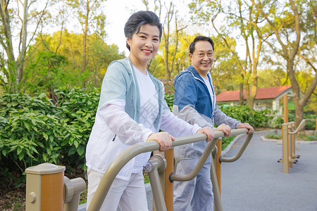 健身器材户外老年人户外使用健身器材运动锻炼背景