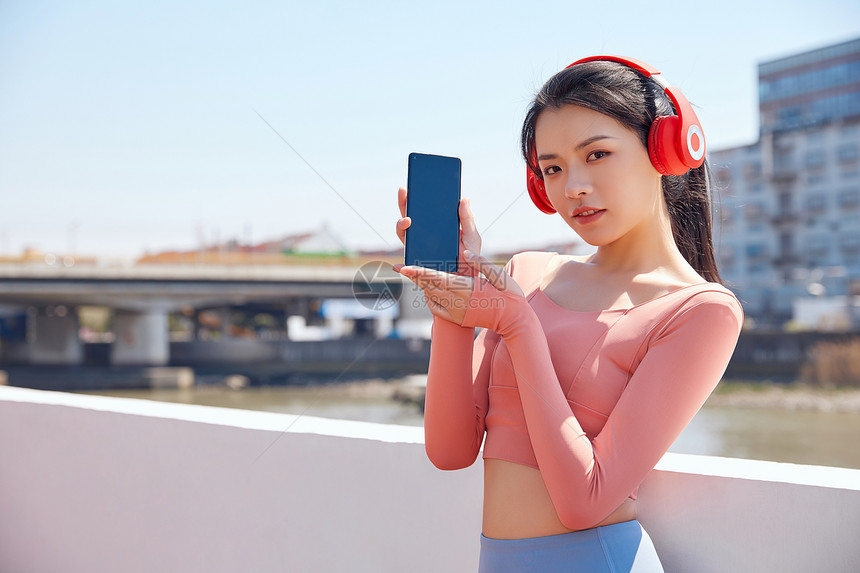  青年女性运动戴耳机休息听音乐图片