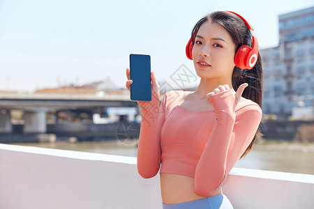 青年女性运动戴耳机休息听音乐图片