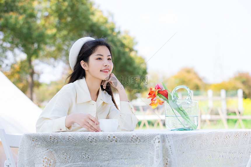 假日悠闲放松女性图片