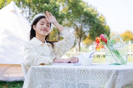 女性假日户外放松休闲图片