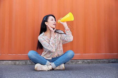 可爱活力美女拿小喇叭图片