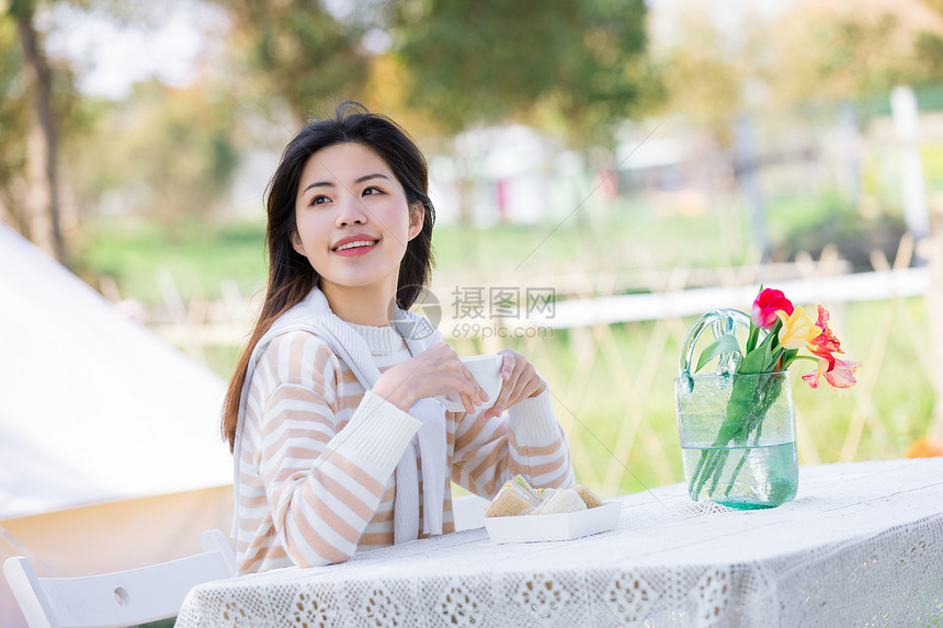 午后休假的可爱女生图片