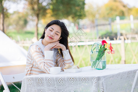 惬意休息的人女性惬意享受悠闲午后背景