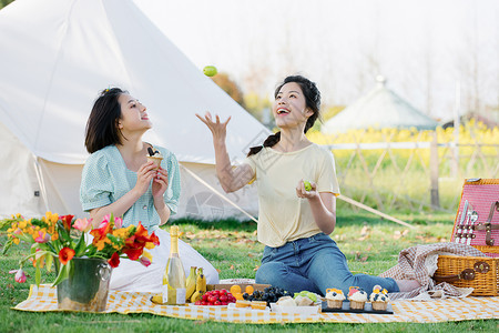 户外野餐开心的朋友图片