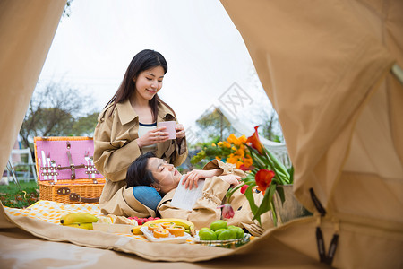 帐篷外野餐的闺蜜高清图片
