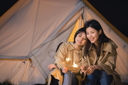 闺蜜两人在帐篷外玩耍放烟花背景