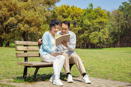 户外阅读看书的老年夫妇背景图片