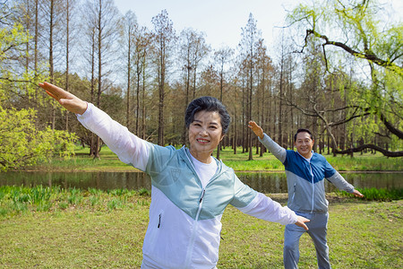 老年夫妇公园晨练图片