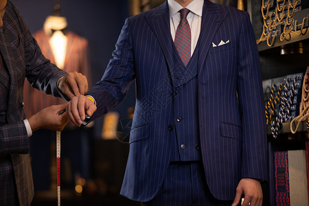 男装微商素材服装店内裁缝为顾客定制袖扣背景