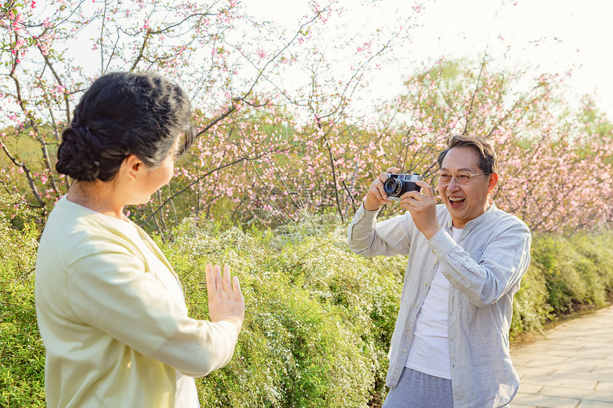 踏青的老年夫妇公园拍照图片