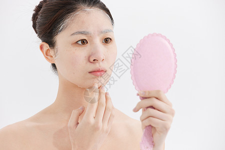 问题肌肤女性素颜敷面膜高清图片