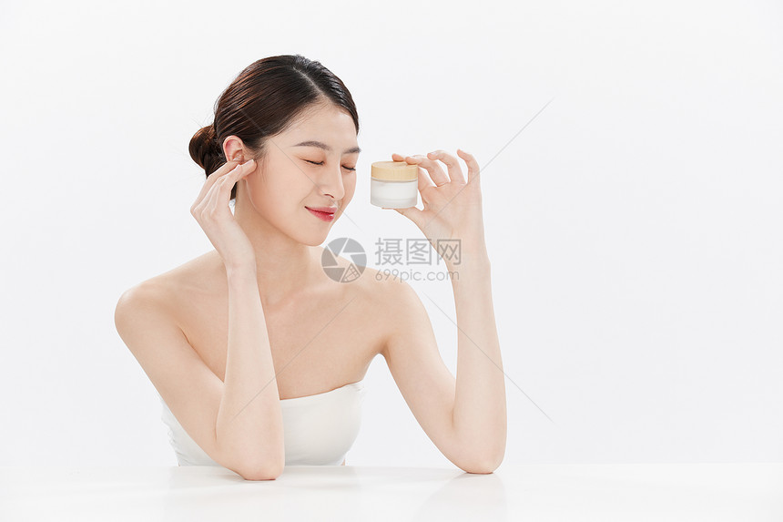 女性护肤面部护理涂面霜图片