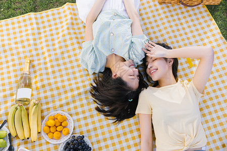 躺在野餐布上的亲密朋友图片
