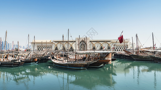 停靠的船只卡塔尔多哈海湾停靠的阿拉伯传统船只背景