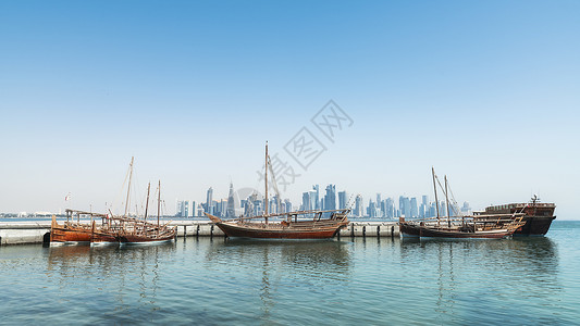 中东文化卡塔尔多哈海湾停靠的阿拉伯传统船只背景