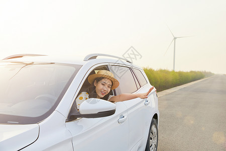驾驶新能源汽车的年轻女性图片