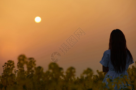 许愿少女夕阳下的女性背影背景