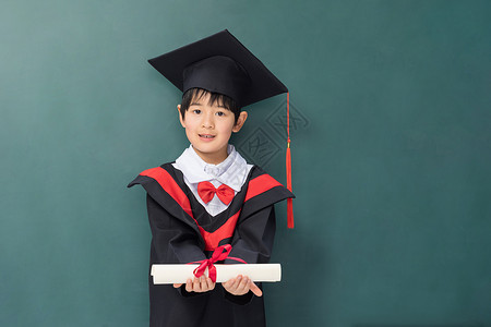 培训证书模版穿着学士服的小男孩递出毕业证书背景