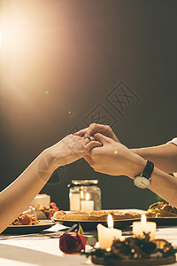 情侣示爱情人节情侣餐桌上戴戒指背景