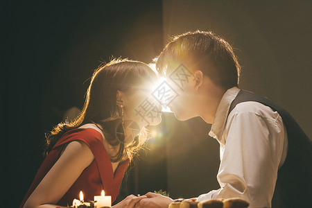 一个人的晚餐情人节情侣灯光下接吻背景