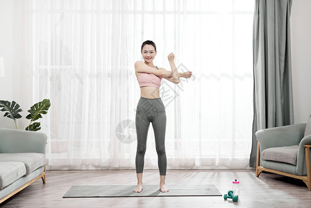 年轻女性居家锻炼身体图片
