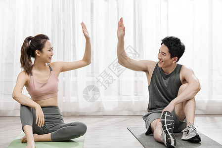 年轻情侣居家锻炼身体高清图片
