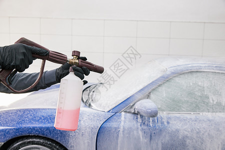 清洁工人清洗汽车刷车洗车特写高清图片