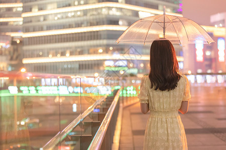 下雨天走在城市里的女性背影图片