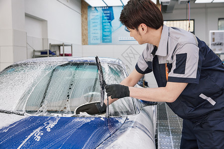 清洁工人清洗汽车刷车洗车高清图片
