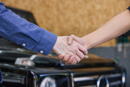 车主和修理工合作握手特写图片