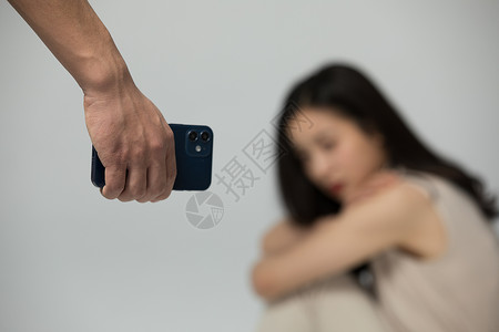 手机伤害被人威胁的女性背景