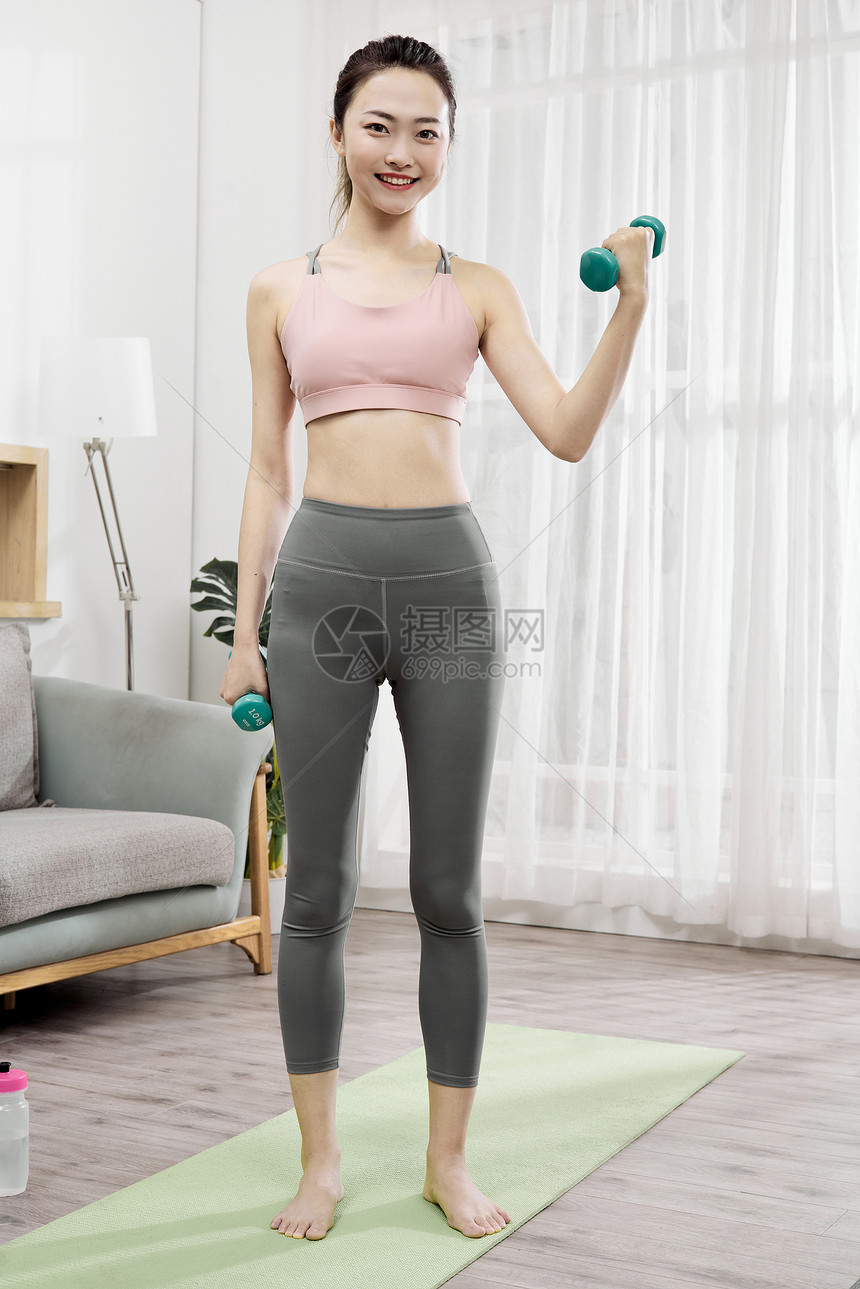 年轻女性居家锻炼身体图片