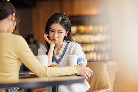 聚会不开心咖啡店里女性安慰闺蜜背景