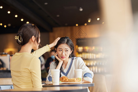 咖啡店里女性安慰闺蜜图片