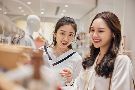 买赠活动青春活力在商场的年轻女性背景