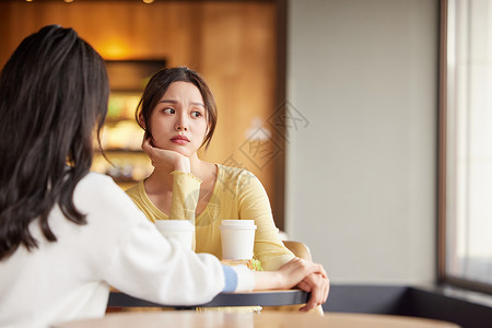 坐在咖啡店不开心的女性高清图片