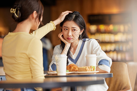 女性安慰朋友高清图片