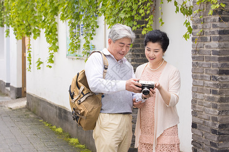 古镇老年夫妻旅游时拍照图片