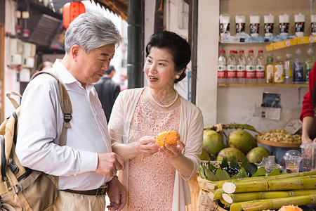 老年夫妻古镇旅游买东西高清图片