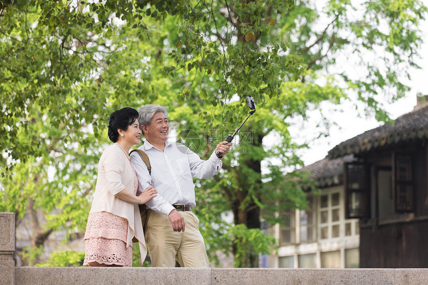 恩爱夫妻旅游自拍图片