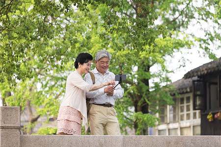 恩爱夫妻旅游自拍图片