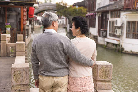 老年夫妻恩爱背影形象高清图片